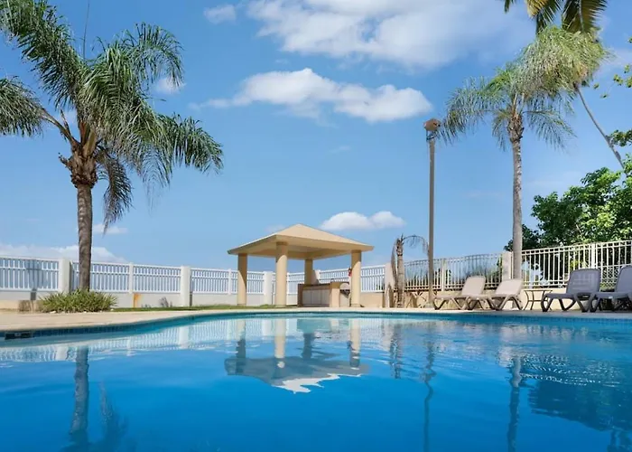 Beacfront Petite Paradise Unit At Pelican Reef 103